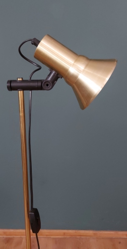 modernistyczna_podlogowa_lampa_belid_zloty___6